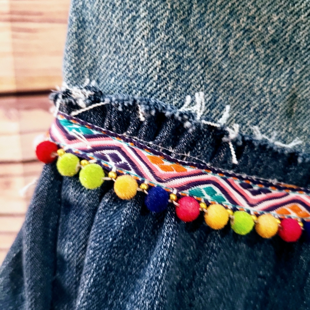 HANDMADE UPCYCLED LEVI MEETS WRANGLER COLORFULLY EMBELLISHED DENIM SKIRT! SZ 6 - Picture 2 of 9